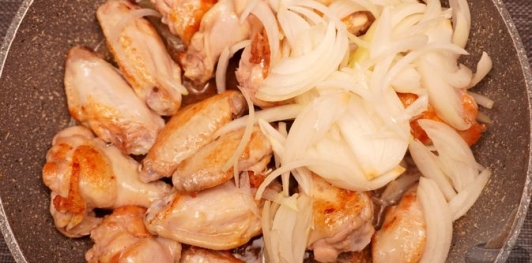 Фото приготовления рецепта: Куриные крылышки, тушенные с айвой и сладким перцем - шаг №6