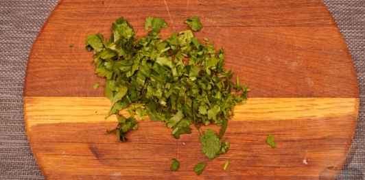 Фото приготовления рецепта: Куриные крылышки, тушенные с айвой и сладким перцем - шаг №8