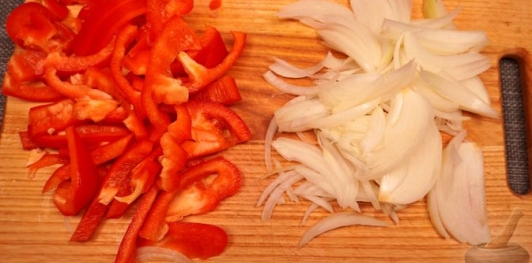 Фото приготовления рецепта: Куриные крылышки, тушенные с айвой и сладким перцем - шаг №4