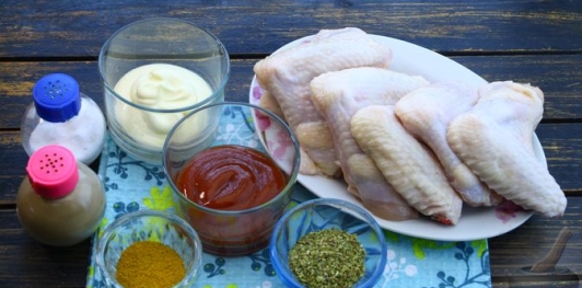 Фото приготовления рецепта: Куриные крылышки, запечённые в томатно-майонезном соусе - шаг №1