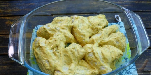 Фото приготовления рецепта: Куриные крылышки, запечённые в томатно-майонезном соусе - шаг №6