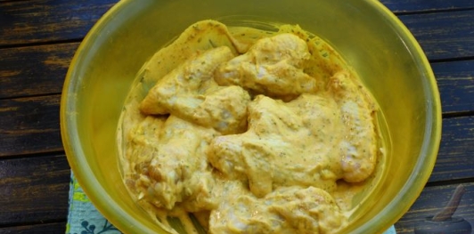 Фото приготовления рецепта: Куриные крылышки, запечённые в томатно-майонезном соусе - шаг №5