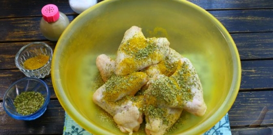 Фото приготовления рецепта: Куриные крылышки, запечённые в томатно-майонезном соусе - шаг №2