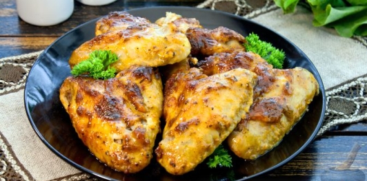 Фото приготовления рецепта: Куриные крылышки, запечённые в томатно-майонезном соусе - шаг №8