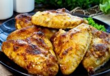 Куриные крылышки, запечённые в томатно-майонезном соусе