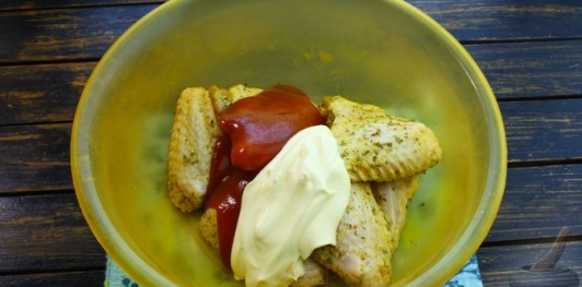 Фото приготовления рецепта: Куриные крылышки, запечённые в томатно-майонезном соусе - шаг №4