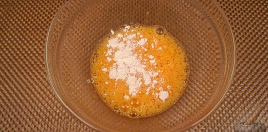 Фото приготовления рецепта: Куриные отбивные в морковном кляре - шаг №4