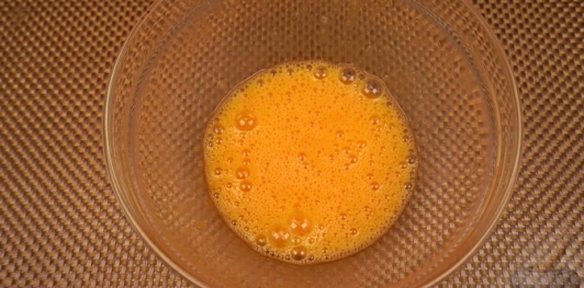 Фото приготовления рецепта: Куриные отбивные в морковном кляре - шаг №3