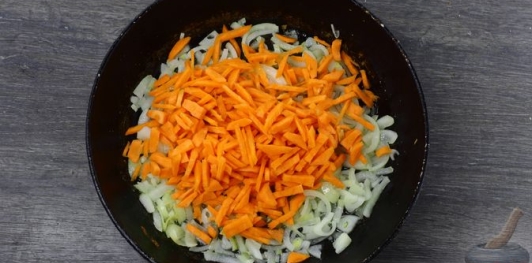 Фото приготовления рецепта: Куриный суп с сельдереем - шаг №7