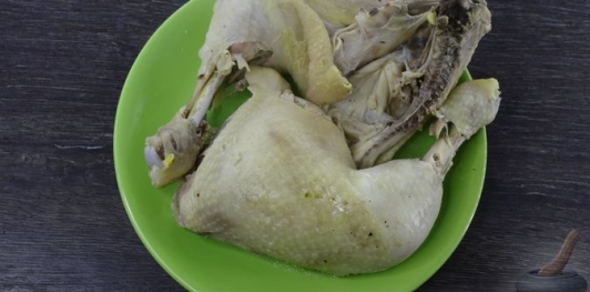 Фото приготовления рецепта: Куриный суп с сельдереем - шаг №12