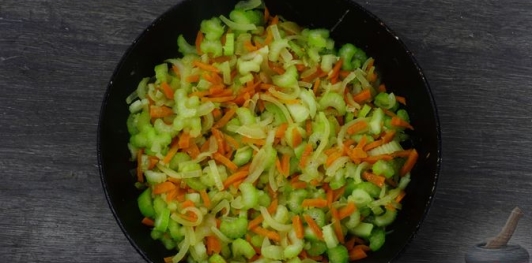 Фото приготовления рецепта: Куриный суп с сельдереем - шаг №10