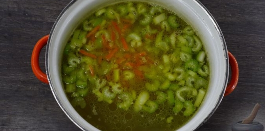 Фото приготовления рецепта: Куриный суп с сельдереем - шаг №14