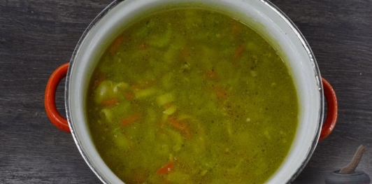 Фото приготовления рецепта: Куриный суп с сельдереем - шаг №18