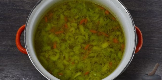 Фото приготовления рецепта: Куриный суп с сельдереем - шаг №15