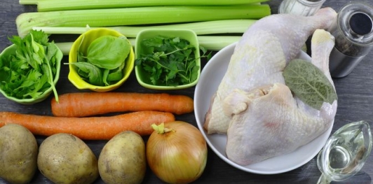 Фото приготовления рецепта: Куриный суп с сельдереем - шаг №1