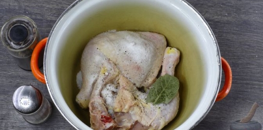 Фото приготовления рецепта: Куриный суп с сельдереем - шаг №2