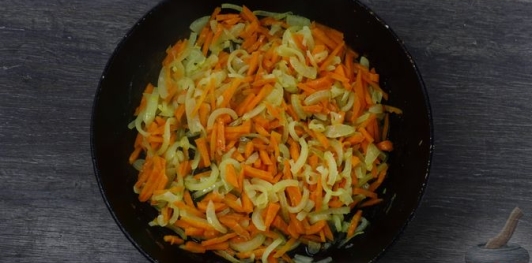 Фото приготовления рецепта: Куриный суп с сельдереем - шаг №8