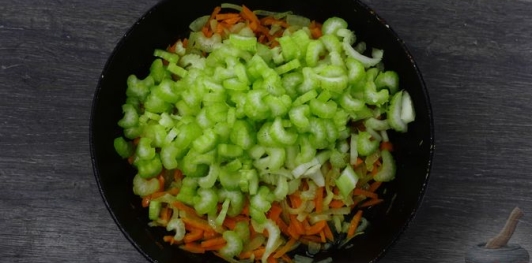 Фото приготовления рецепта: Куриный суп с сельдереем - шаг №9