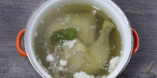 Фото приготовления рецепта: Куриный суп с сельдереем - шаг №4