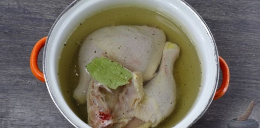 Фото приготовления рецепта: Куриный суп с сельдереем - шаг №3