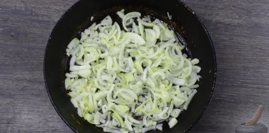 Фото приготовления рецепта: Куриный суп с сельдереем - шаг №6