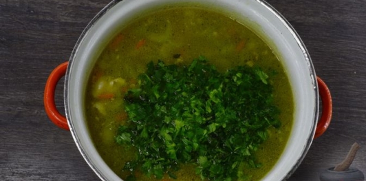 Фото приготовления рецепта: Куриный суп с сельдереем - шаг №19