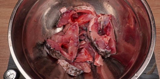 Фото приготовления рецепта: Маринованная рыба по-венгерски - шаг №3