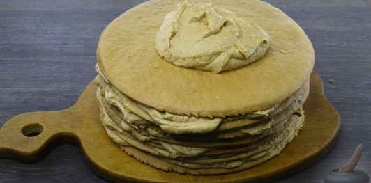 Фото приготовления рецепта: Медовик с творожным кремом - шаг №32