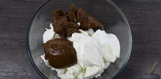 Фото приготовления рецепта: Медовик с творожным кремом - шаг №27