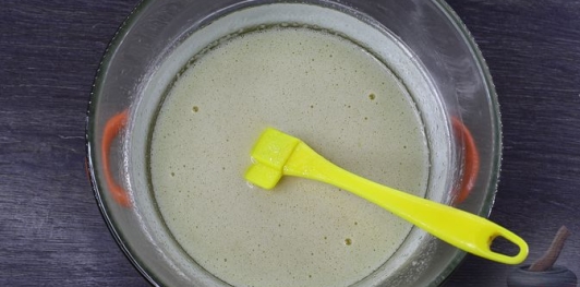 Фото приготовления рецепта: Медовик с творожным кремом - шаг №9