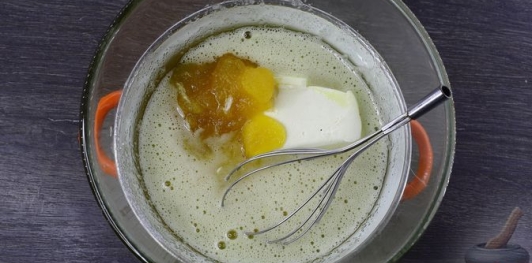 Фото приготовления рецепта: Медовик с творожным кремом - шаг №8