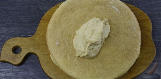 Фото приготовления рецепта: Медовик с творожным кремом - шаг №31