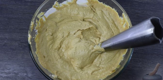 Фото приготовления рецепта: Медовик с творожным кремом - шаг №28