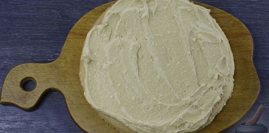 Фото приготовления рецепта: Медовик с творожным кремом - шаг №30