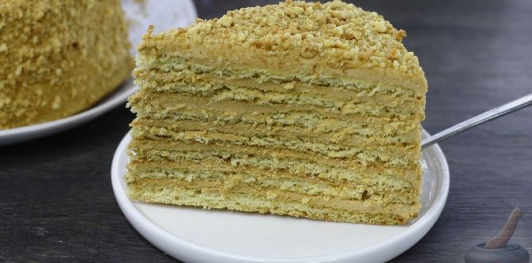 Фото приготовления рецепта: Медовик с творожным кремом - шаг №39