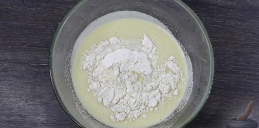 Фото приготовления рецепта: Медовик с творожным кремом - шаг №12