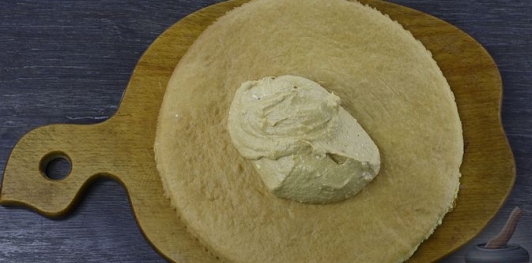 Фото приготовления рецепта: Медовик с творожным кремом - шаг №29