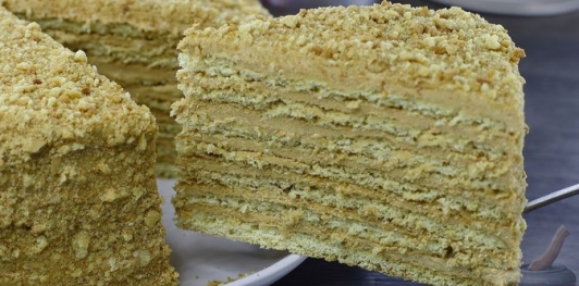 Фото приготовления рецепта: Медовик с творожным кремом - шаг №38