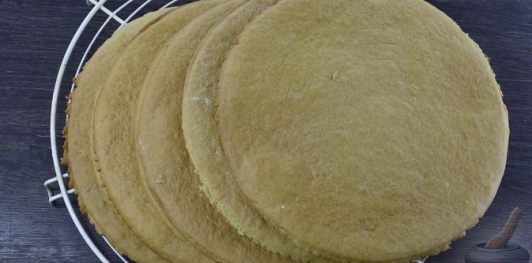 Фото приготовления рецепта: Медовик с творожным кремом - шаг №26