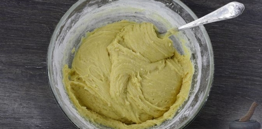 Фото приготовления рецепта: Медовик с творожным кремом - шаг №13