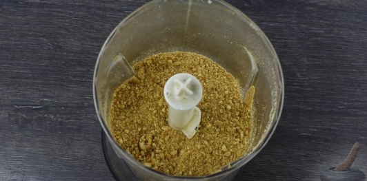 Фото приготовления рецепта: Медовик с творожным кремом - шаг №25