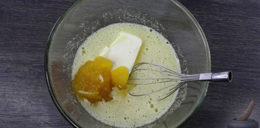 Фото приготовления рецепта: Медовик с творожным кремом - шаг №6