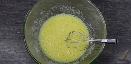 Фото приготовления рецепта: Медовик с творожным кремом - шаг №5