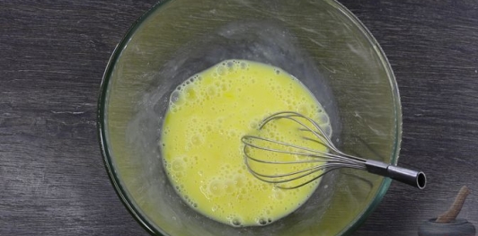 Фото приготовления рецепта: Медовик с творожным кремом - шаг №3