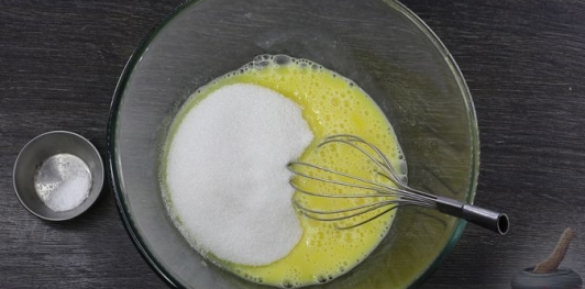 Фото приготовления рецепта: Медовик с творожным кремом - шаг №4