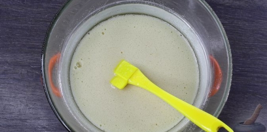 Фото приготовления рецепта: Медовик с творожным кремом - шаг №11