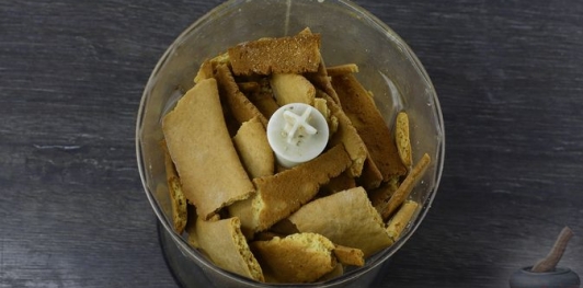 Фото приготовления рецепта: Медовик с творожным кремом - шаг №24