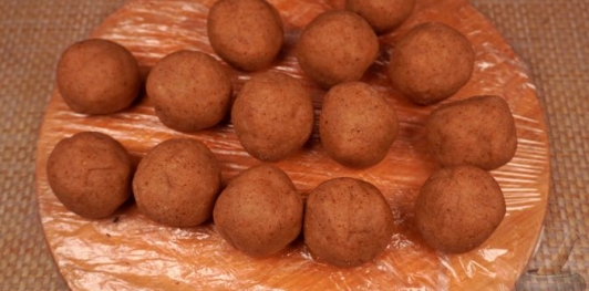 Фото приготовления рецепта: Миндальные конфеты с фундуком и фисташками - шаг №19