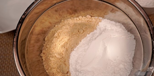 Фото приготовления рецепта: Миндальные конфеты с фундуком и фисташками - шаг №4