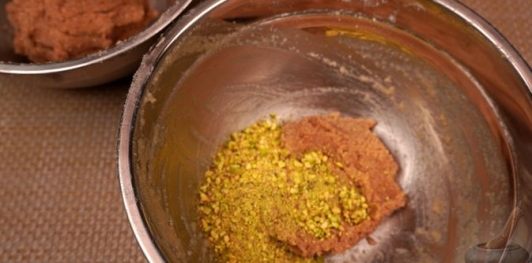 Фото приготовления рецепта: Миндальные конфеты с фундуком и фисташками - шаг №8